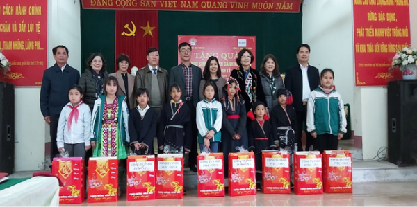 Phú Thọ: Hội Khuyến học tặng quà học sinh có hoàn cảnh đặc biệt khó khăn 2