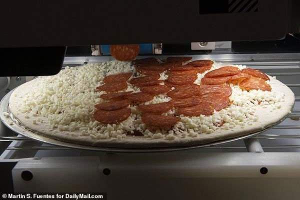 Đánh bại đầu bếp, robot có thể làm 300 chiếc pizza mỗi giờ 3