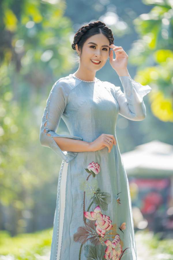 Hoa hậu Ngọc Hân mặc áo dài, dạo Văn Miếu ngày đầu năm 2