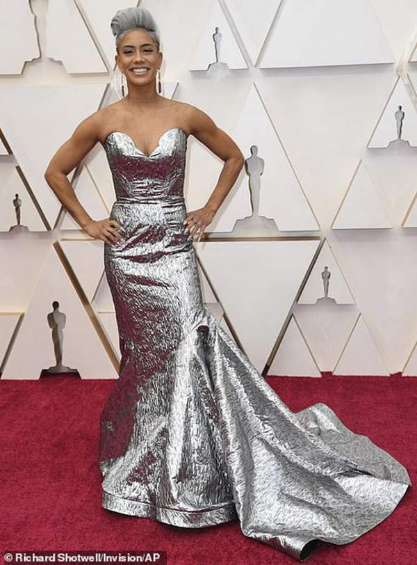 Những bộ váy thảm họa của 'sao' trên thảm đỏ Oscars 2020 10