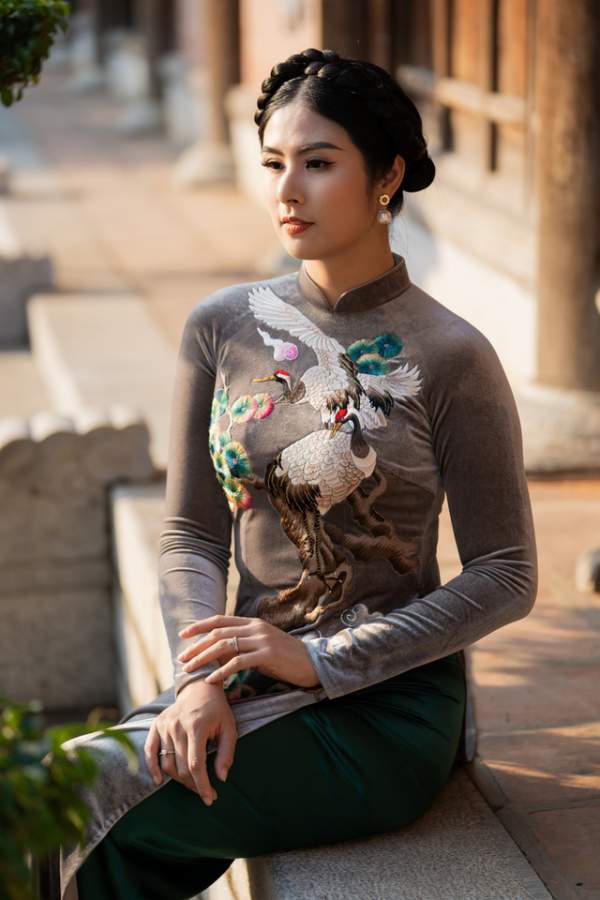 Hoa hậu Ngọc Hân mặc áo dài, dạo Văn Miếu ngày đầu năm 11