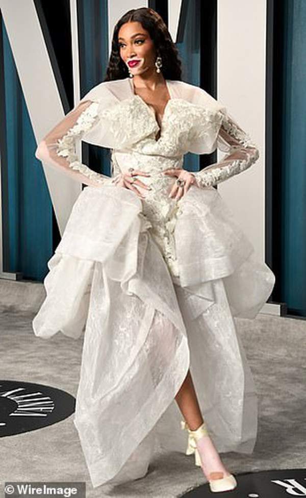 'Choáng' với váy táo bạo của siêu mẫu Joan Smalls 11
