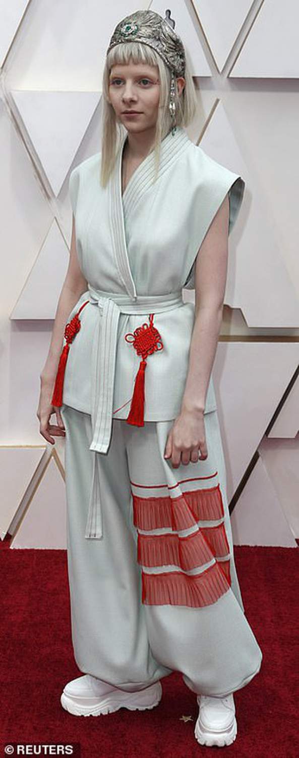 Những bộ váy thảm họa của 'sao' trên thảm đỏ Oscars 2020 11