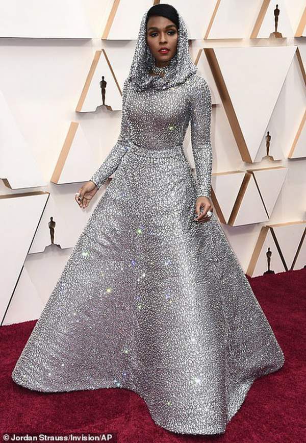 Những bộ váy thảm họa của 'sao' trên thảm đỏ Oscars 2020 3