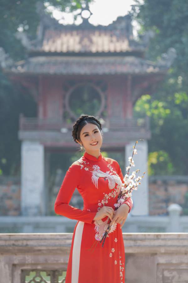 Hoa hậu Ngọc Hân mặc áo dài, dạo Văn Miếu ngày đầu năm 4