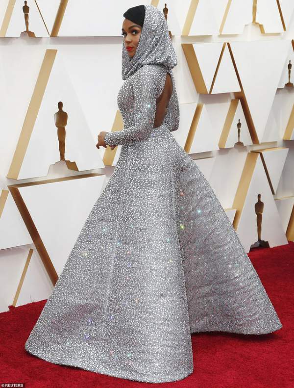 Những bộ váy thảm họa của 'sao' trên thảm đỏ Oscars 2020 4