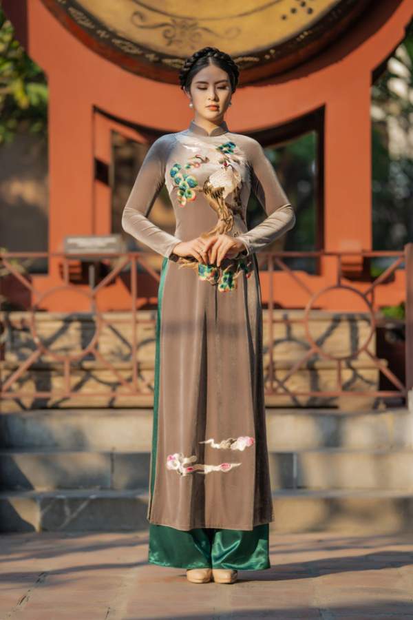 Hoa hậu Ngọc Hân mặc áo dài, dạo Văn Miếu ngày đầu năm 19
