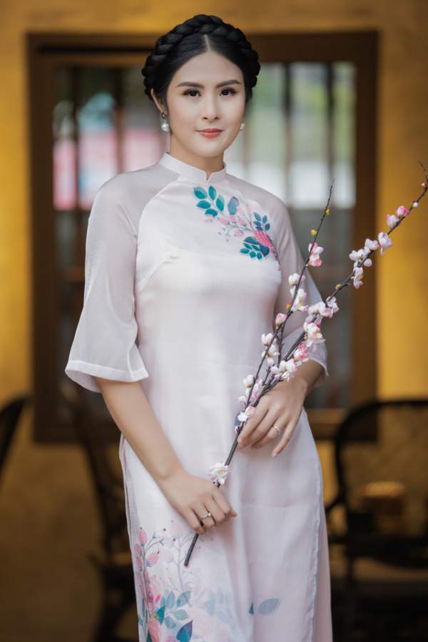 Hoa hậu Ngọc Hân mặc áo dài, dạo Văn Miếu ngày đầu năm 13