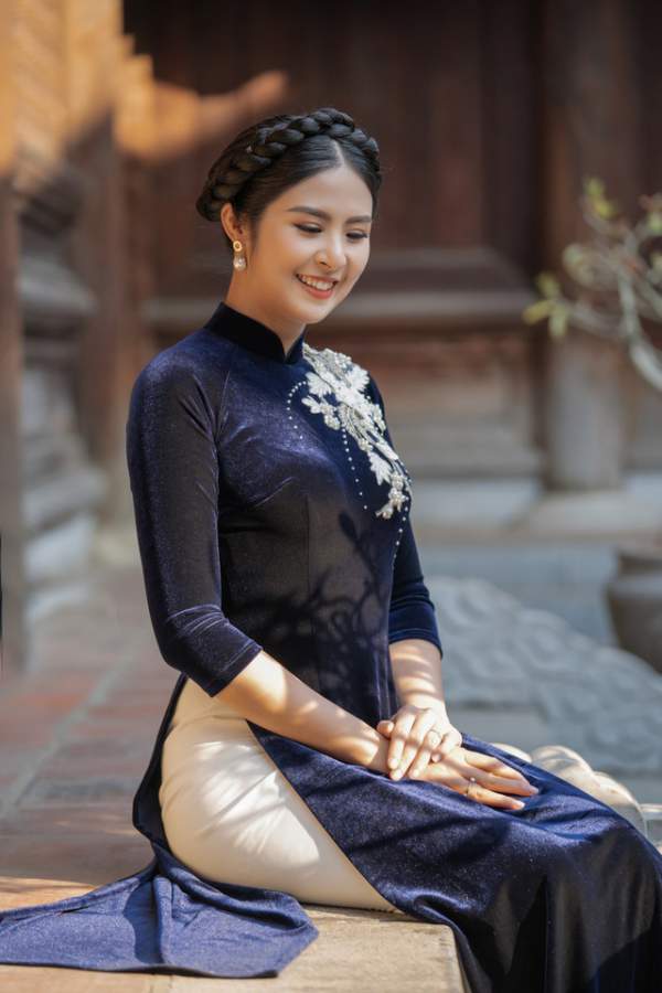 Hoa hậu Ngọc Hân mặc áo dài, dạo Văn Miếu ngày đầu năm 15