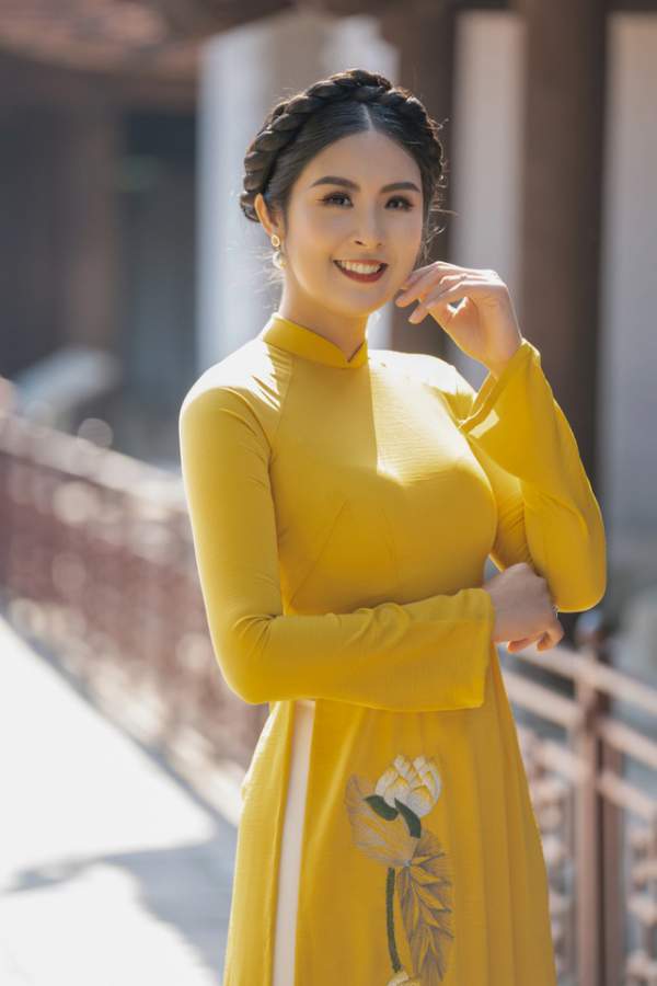 Hoa hậu Ngọc Hân mặc áo dài, dạo Văn Miếu ngày đầu năm 8