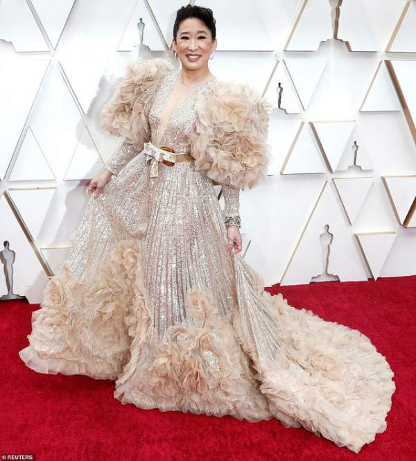 Những bộ váy thảm họa của 'sao' trên thảm đỏ Oscars 2020 5