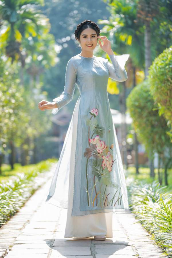 Hoa hậu Ngọc Hân mặc áo dài, dạo Văn Miếu ngày đầu năm 6