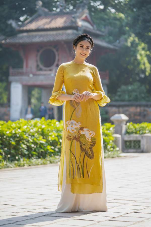 Hoa hậu Ngọc Hân mặc áo dài, dạo Văn Miếu ngày đầu năm 14