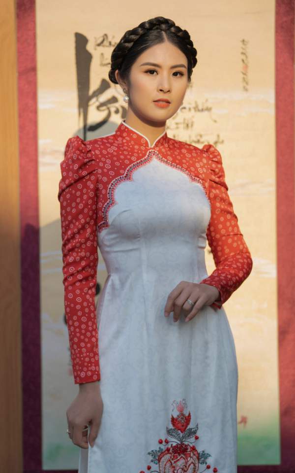 Hoa hậu Ngọc Hân mặc áo dài, dạo Văn Miếu ngày đầu năm 12