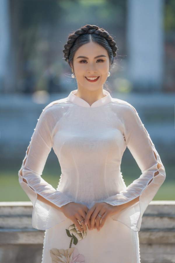 Hoa hậu Ngọc Hân mặc áo dài, dạo Văn Miếu ngày đầu năm 9