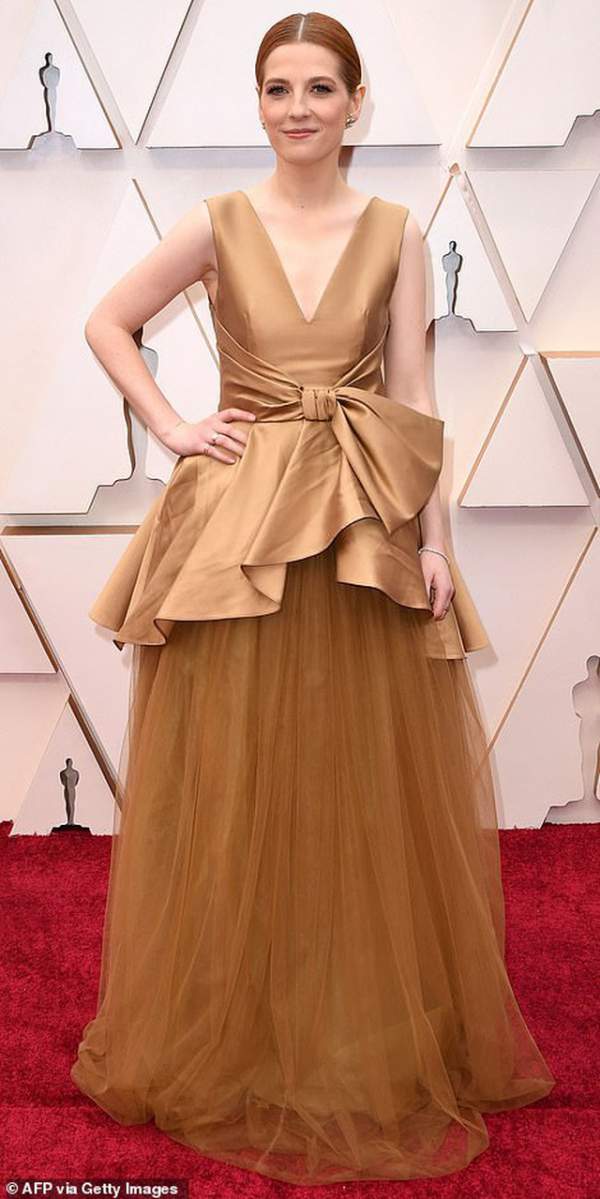 Những bộ váy thảm họa của 'sao' trên thảm đỏ Oscars 2020 13