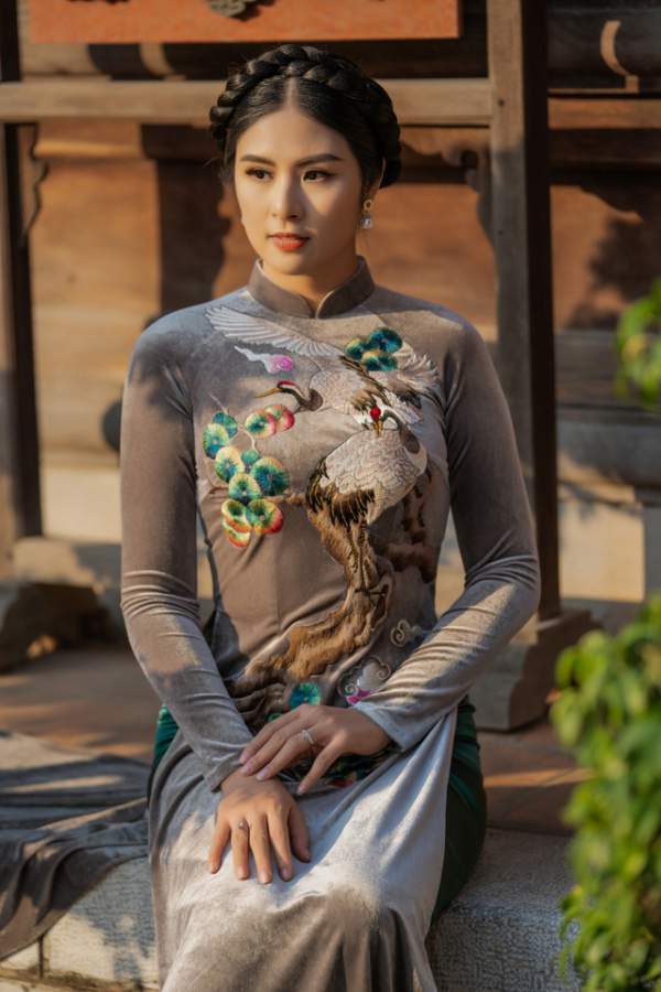 Hoa hậu Ngọc Hân mặc áo dài, dạo Văn Miếu ngày đầu năm 16