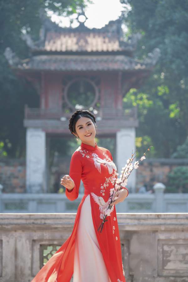 Hoa hậu Ngọc Hân mặc áo dài, dạo Văn Miếu ngày đầu năm 5