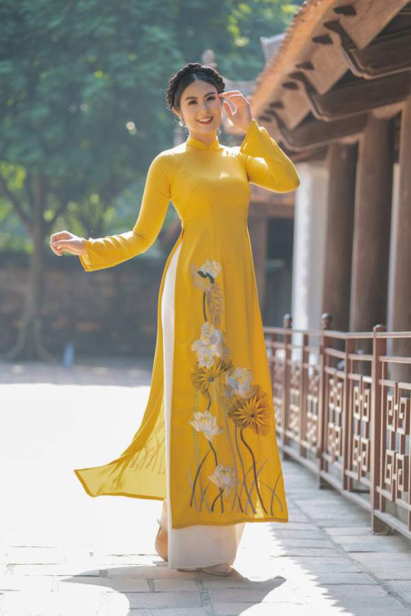 Hoa hậu Ngọc Hân mặc áo dài, dạo Văn Miếu ngày đầu năm 7
