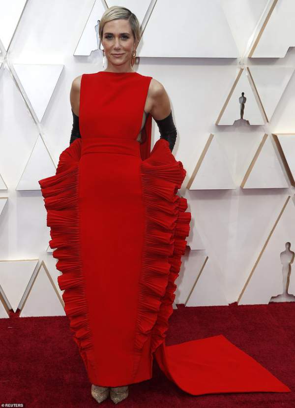 Những bộ váy thảm họa của 'sao' trên thảm đỏ Oscars 2020 6