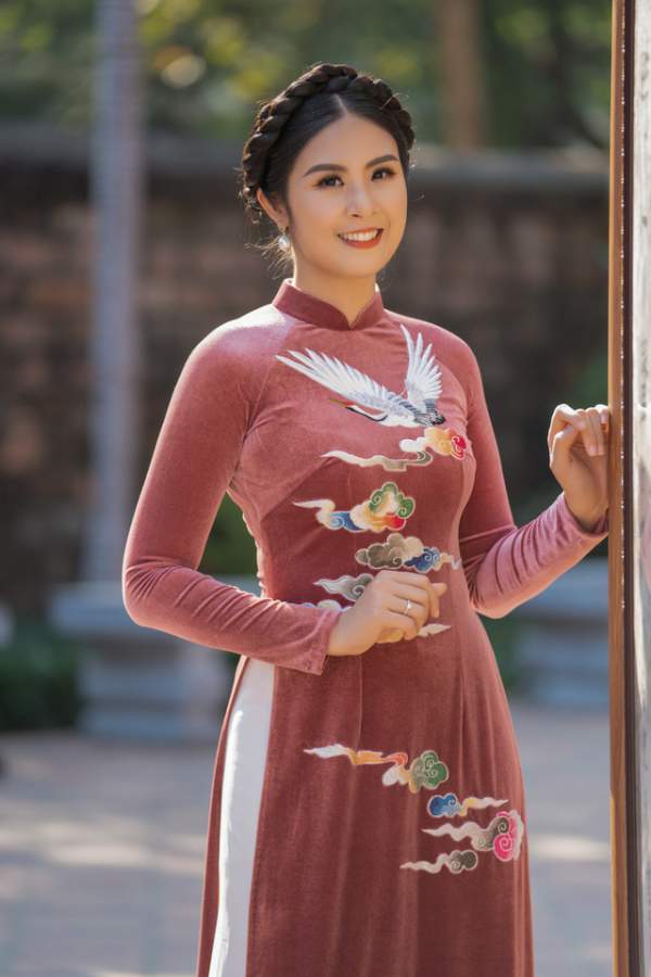 Hoa hậu Ngọc Hân mặc áo dài, dạo Văn Miếu ngày đầu năm 17