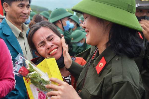 Huế: Nữ tân binh duy nhất trong số hơn 1.300 thanh niên nhập ngũ 2