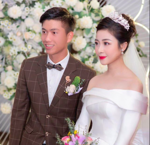Fans nức nở khen cầu thủ Phan Văn Đức cưới được người vợ đảm đang 3