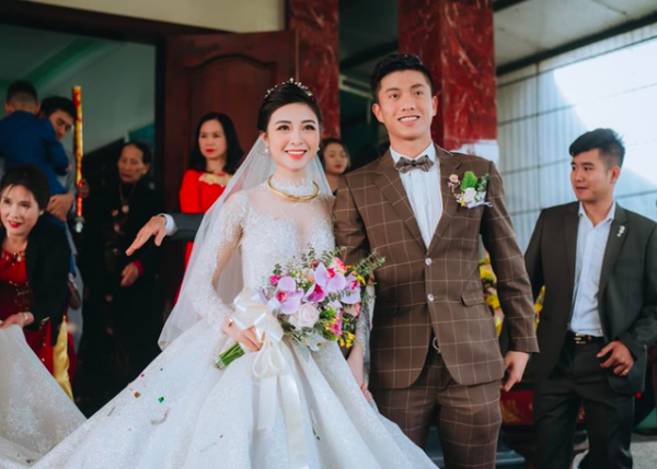 Fans nức nở khen cầu thủ Phan Văn Đức cưới được người vợ đảm đang 4