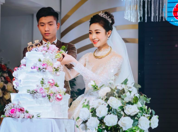 Fans nức nở khen cầu thủ Phan Văn Đức cưới được người vợ đảm đang 5