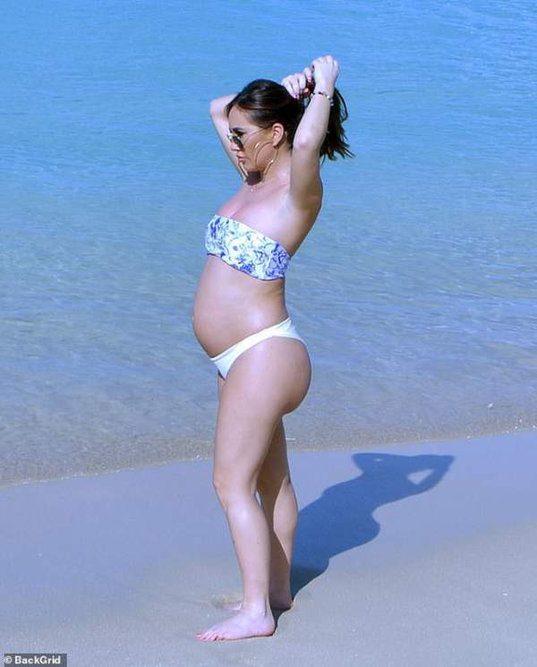 Lauryn Goodman gợi cảm đi biển sau khi tiết lộ cha của đứa bé trong bụng 4
