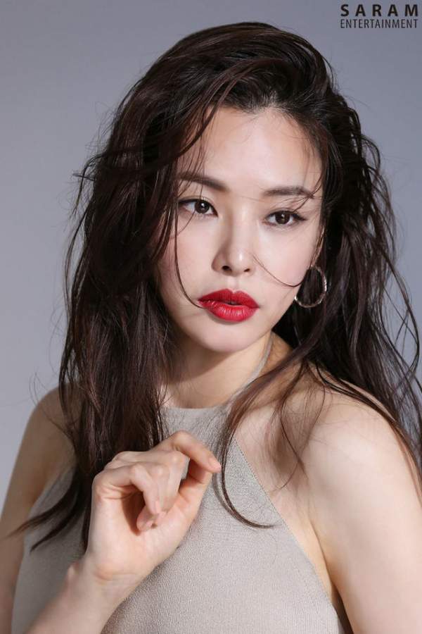 Hoa hậu đẹp nhất Hàn bị chỉ trích vì dự tiệc cùng đoàn phim 'Ký sinh trùng' 8