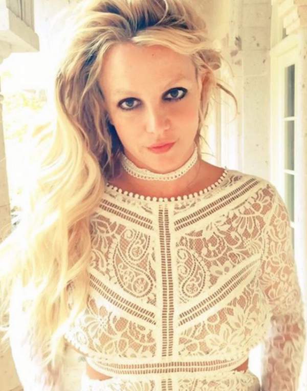 Britney Spears mặc áo siêu ngắn ra phố 4