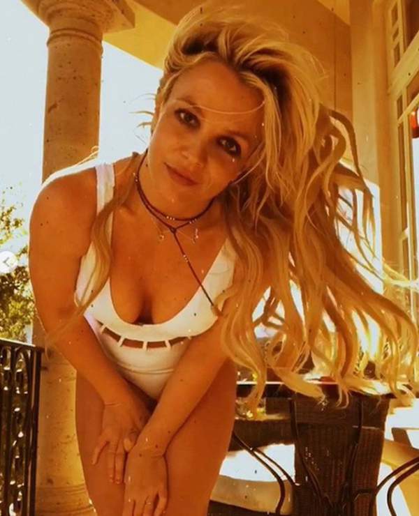 Britney Spears mặc áo siêu ngắn ra phố 5