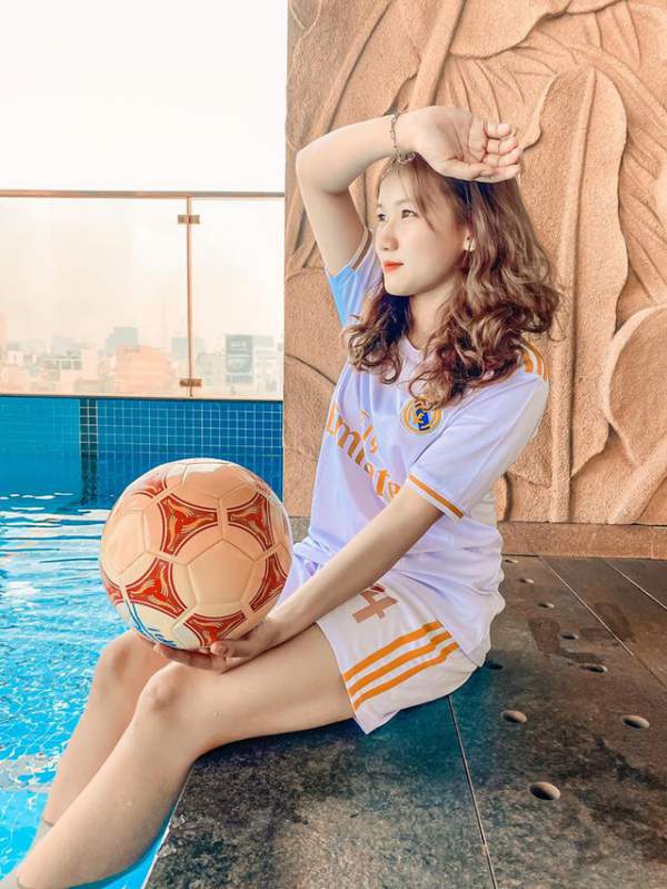 Nữ sinh xinh đẹp hâm mộ tuyển thủ Quang Hải và là tiền đạo "cứng" 9