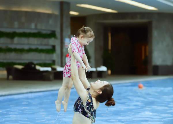 Lan Phương gây tranh cãi vì đưa con gái đi bơi giữa dịch corona 6