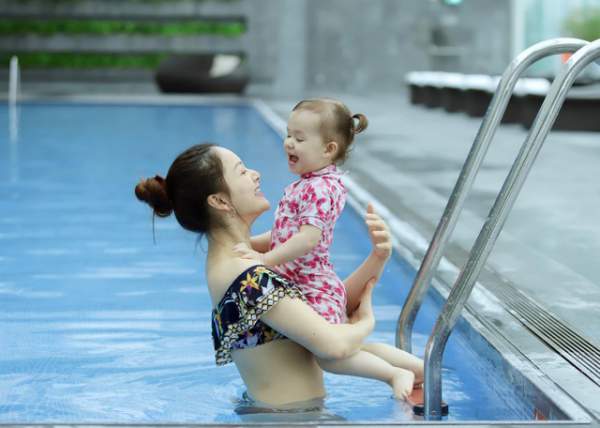 Lan Phương gây tranh cãi vì đưa con gái đi bơi giữa dịch corona 3