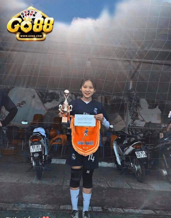 Nữ sinh xinh đẹp hâm mộ tuyển thủ Quang Hải và là tiền đạo "cứng" 5