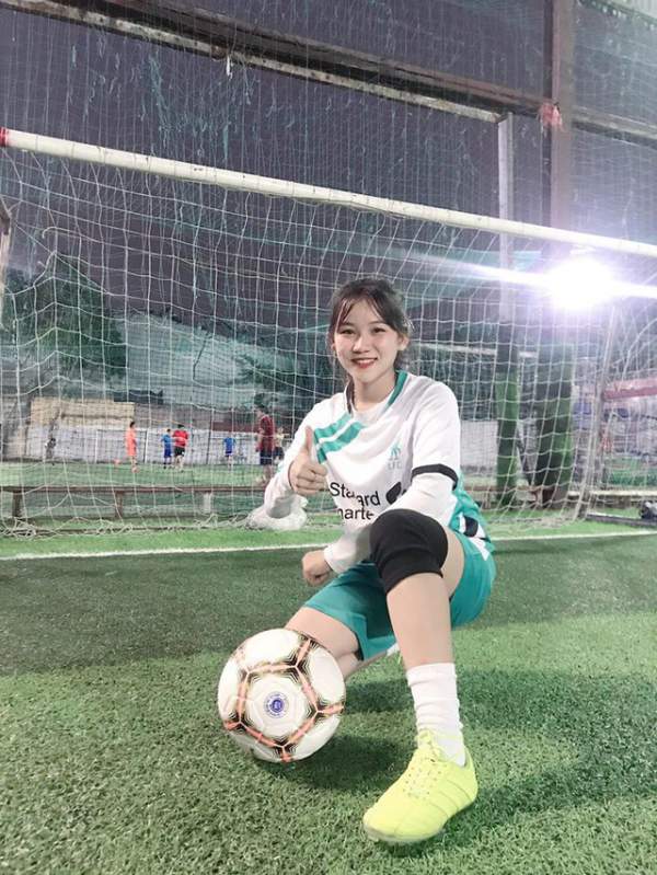 Nữ sinh xinh đẹp hâm mộ tuyển thủ Quang Hải và là tiền đạo "cứng" 3