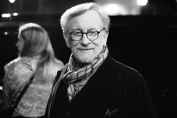 Đạo diễn Steven Spielberg xấu hổ khi con gái nuôi muốn đóng phim "cấp ba" 9