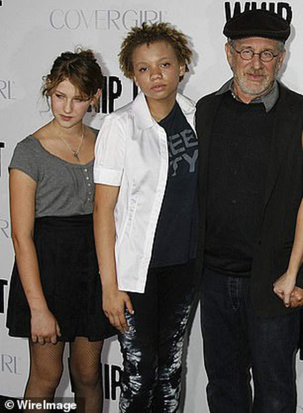 Đạo diễn Steven Spielberg xấu hổ khi con gái nuôi muốn đóng phim "cấp ba" 7