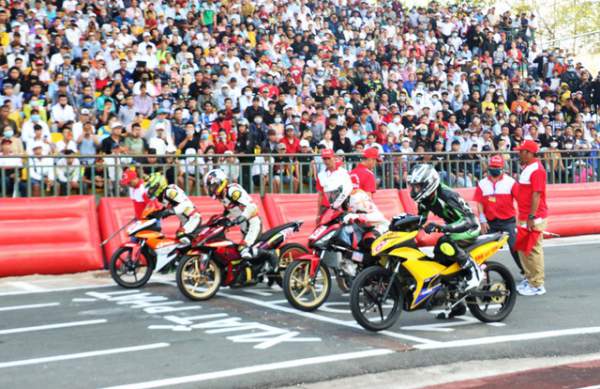 Hơn chục nghìn khán giả đến xem giải đua xe mô tô toàn quốc 5
