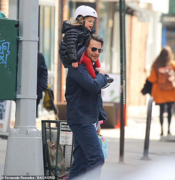 Bradley Cooper đưa con gái xinh đẹp ra phố 2