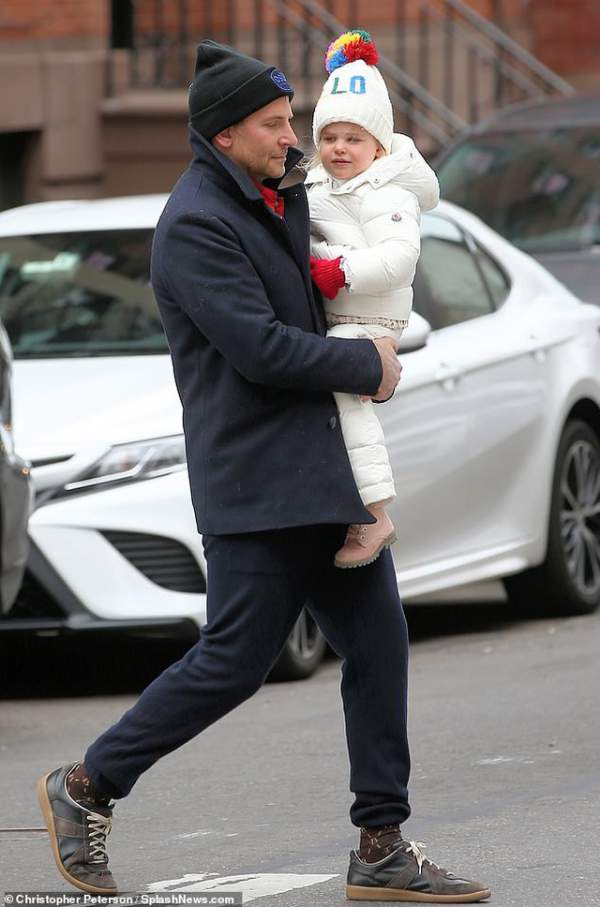 Bradley Cooper đưa con gái xinh đẹp ra phố 6