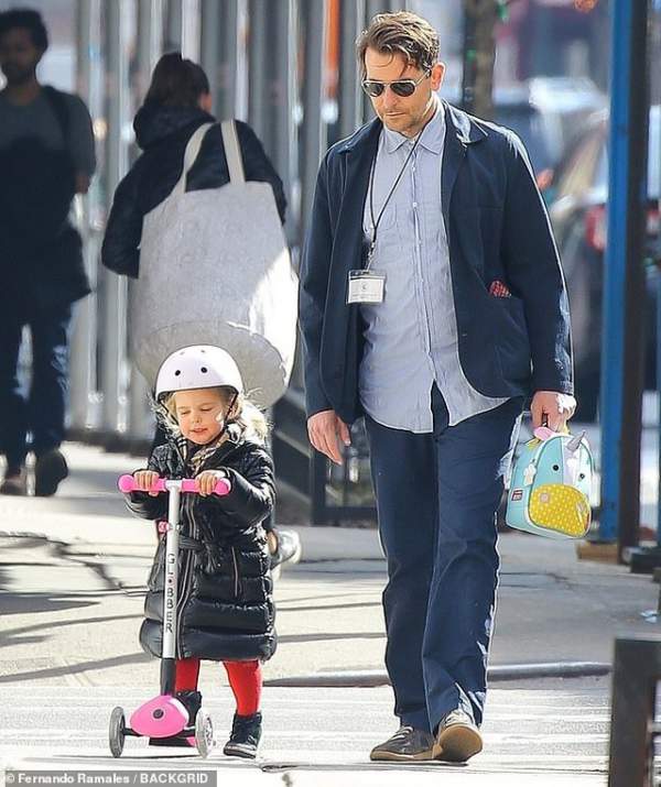 Bradley Cooper đưa con gái xinh đẹp ra phố 3