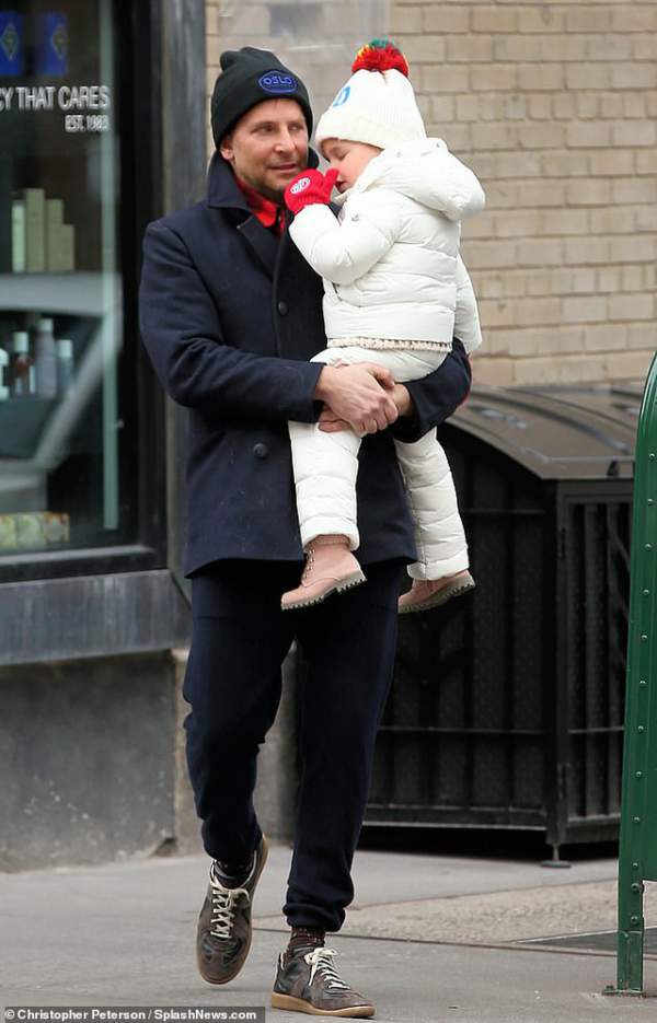 Bradley Cooper đưa con gái xinh đẹp ra phố 7