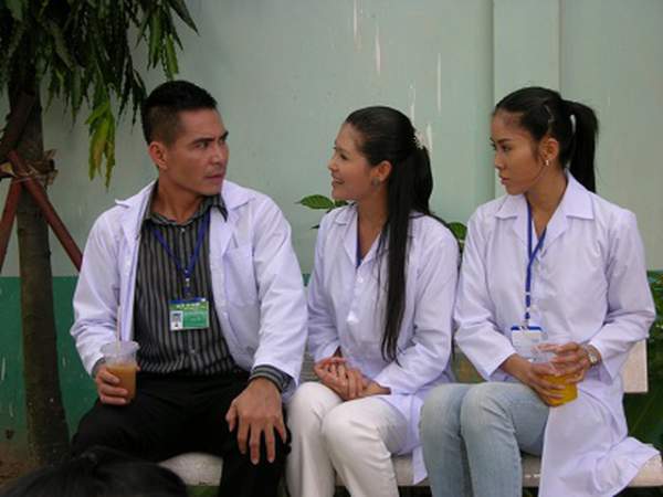 Ngắm Việt Anh, Nhã Phương, Việt Hương và loạt sao hoá thân thành bác sĩ 20