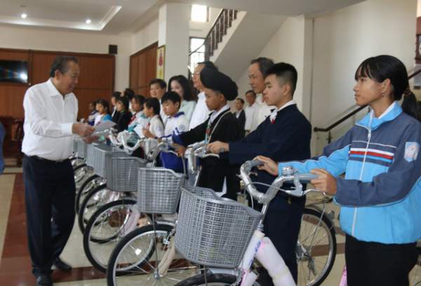Phó Thủ tướng Trương Hòa Bình tặng quà học sinh và quỹ khuyến học Đắk Nông 2