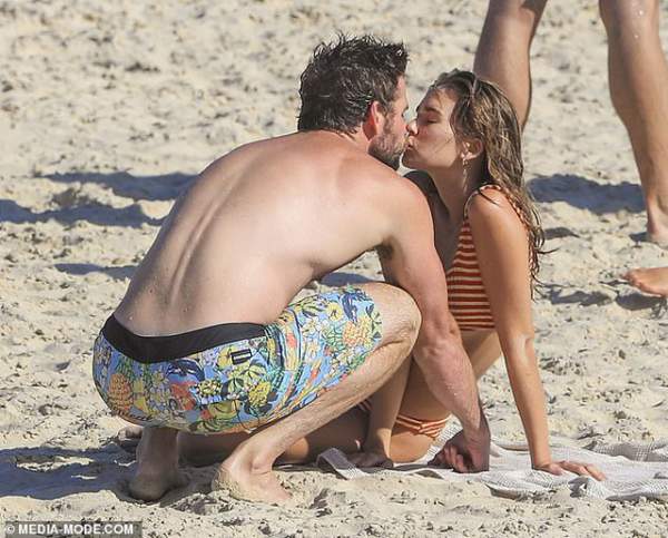 Bạn gái mới của Liam Hemsworth quyến rũ trên biển 6