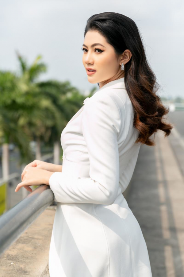 Vũ Hương Giang tặng khẩu trang cho Hoa hậu Siêu quốc gia 7