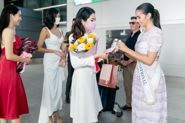 Vũ Hương Giang tặng khẩu trang cho Hoa hậu Siêu quốc gia 3